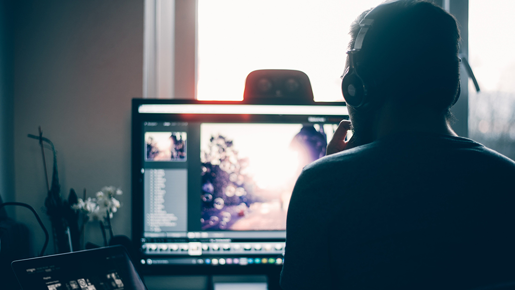Man with Clippn workflow on his computer screen