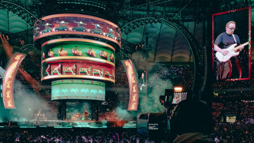 colorful screens on the stage of one of Dawid Podsiadło’s Obrotowy Tour shows